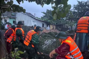 Mưa to, gió lớn khiến nhiều nhà dân ven biển Thừa Thiên Huế tốc mái