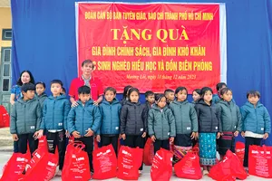 Phó Tổng Biên tập Báo SGGP Nguyễn Khắc Văn trao quà là những chiếc áo ấm trong chương trình “Thắp sáng niềm tin - Vượt khó đến trường” của Báo SGGP đến các em học sinh nghèo hiếu học xã Mường Lói, tỉnh Điện Biên