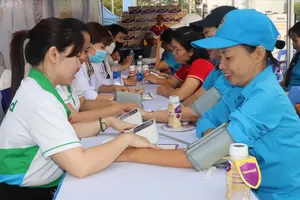 Nghĩa tình ngày Xuân: Mang tết đến với công nhân