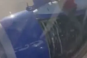 Máy bay Boeing đang bay thì rơi nắp động cơ 