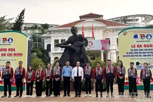 Ảnh: https://hcmcpv.org.vn/tin-tuc/168-thanh-nien-tphcm-tham-gia-cac-hoat-dong-tinh-nguyen-he-tai-nuoc-ban-lao-va-huyen-dao-phu-quy-1491923795