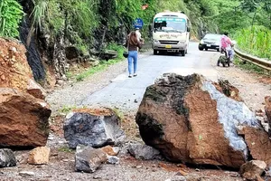 Cả chục tấn đá rơi xuống đường lên Sa Pa và cao nguyên đá Đồng Văn