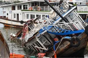 Tàu du lịch bị chìm trong bão số 3 ở tỉnh Quảng Ninh