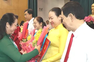 Chủ nhiệm Ủy ban Kiểm tra Thành ủy TPHCM Trần Kim Yến trao quyết định và tặng hoa chúc mừng cán bộ chủ chốt phường 4 mới