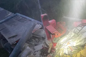 Lâm Đồng: Xe đầu kéo lao xuống vực, 2 người tử vong