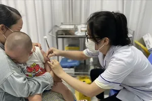 Tiêm vaccine sởi đầy đủ cho trẻ em nhằm phòng ngừa dịch sởi