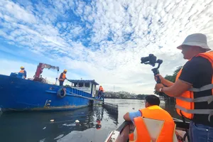 Phim tài liệu Vượt sóng: Lát cắt về thành phố 50 mùa hoa