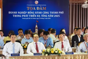 Lãnh đạo TPHCM cùng đại diện các doanh nghiệp tham gia buổi tọa đàm