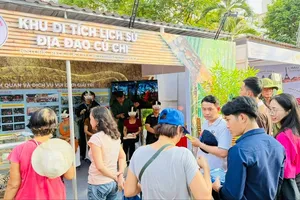 Khách háo hức tham quan địa đạo, trải nghiệm công nghệ xanh