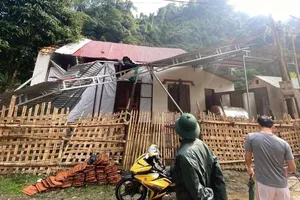 Nghệ An: Lốc xoáy kèm mưa đá khiến nhiều nhà bị tốc mái, hư hỏng