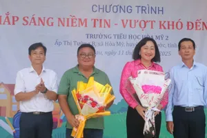 Chương trình “Thắp sáng niềm tin - Vượt khó đến trường” đến với học sinh vùng sông nước Cà Mau
