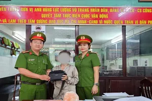 TPHCM: Công an phường tìm lại tài sản du khách nước ngoài đánh rơi