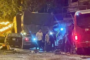 Xe đầu kéo tông xe khách, nhiều người bị thương