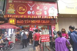 Hà Nội: Bất chấp giá vàng liên tục "lập đỉnh", người dân vẫn "rồng rắn" xếp hàng chờ mua