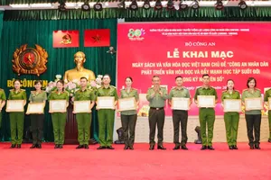 Các cán bộ chiến sĩ đạt giải nhận giấy khen 