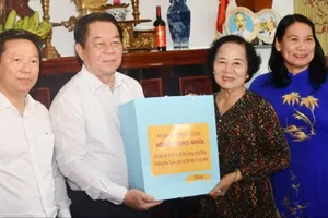 Đồng chí Nguyễn Trọng Nghĩa trao quà cho gia đình chính sách tại thành phố Bến Tre