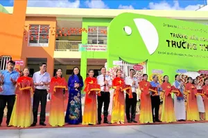 Đại biểu cắt băng khánh thành trường mới. Ảnh: QUANG HUY