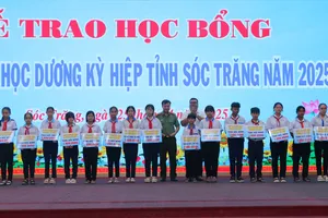 Sóc Trăng trao 240 học bổng Dương Kỳ Hiệp