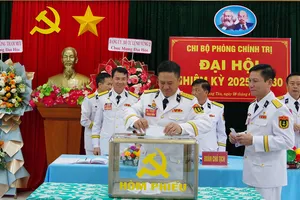 Tiến hành bầu cử tại Đại hội Chi bộ Phòng Chính trị. Ảnh: MINH SANG