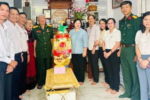 Đồng chí Văn Thị Bạch Tuyết thăm, tri ân ông Nguyễn Tầm Thường