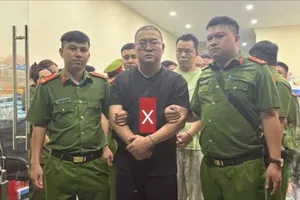 Đối tượng Xing Yannank (dấu X màu đỏ) lúc bị bắt 