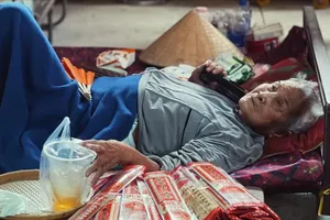 Cụ bà 93 tuổi gãy chân vẫn bán vé số mưu sinh