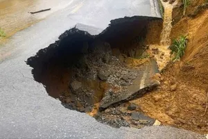 Mưa to, Quốc lộ 4D sạt mặt đường