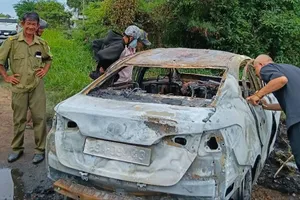 Ô tô bốc cháy khi lưu thông trên quốc lộ Nam Sông Hậu