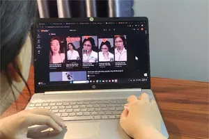 Nghiện bàn tán nỗi đau người khác: Coi chừng chính mình bị mất phương hướng 