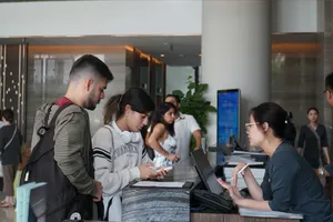 Khách quốc tế làm thủ tục nhận phòng tại khách sạn ven biển Đà Nẵng. Ảnh: XUÂN QUỲNH