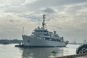 Tàu Hải quân Ấn Độ INS Darshak cập Cảng Sài Gòn sáng 29-5. Ảnh: XUÂN HẠNH 