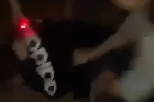 Nhóm thiếu nữ dùng chích điện chích vào người bạn mình. Ảnh cắt từ clip