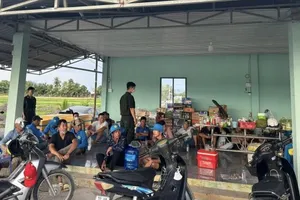 Lực lượng chức năng bắt quả tang các đối tượng đánh bạc