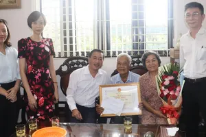 Lãnh đạo TPHCM thăm, chúc thọ người cao tuổi tại huyện Củ Chi 