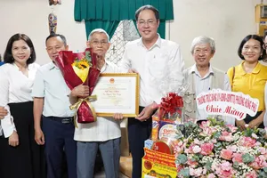 Ông Nguyễn Thành Trung thăm, mừng thọ ông Huỳnh Văn Cống