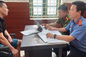 Cơ quan chức năng làm việc với Nguyễn Trường Giang. Ảnh: VKSND tỉnh Hà Tĩnh 