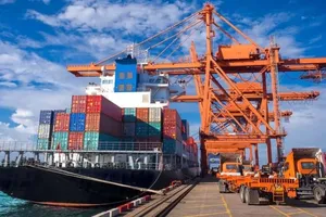 Thặng dư thương mại của Việt Nam giảm mạnh