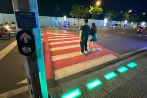 Đi bộ qua đường an toàn nhờ đèn cảnh báo
