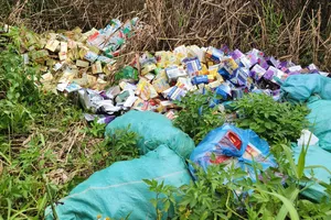 Vụ hàng ngàn sản phẩm thực phẩm chức năng bị đổ bỏ: Người vận chuyển khai chỉ nhận chở thuê