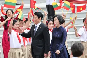 Chủ tịch nước Lương Cường và Phu nhân chủ trì lễ đón Tổng thống nước Cộng hòa Litva Gitanas Nauseda và Phu nhân, sáng 12-6. Ảnh: QUANG PHÚC