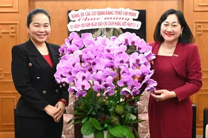 Đồng chí Phó Bí thư Đảng ủy các cơ quan Đảng TPHCM Lê Thị Hồng Nga tặng hoa chúc mừng Báo Sài Gòn Giải Phóng nhân kỷ niệm 100 năm Ngày Báo chí cách mạng Việt Nam. Ảnh: TRỌNG NGHI