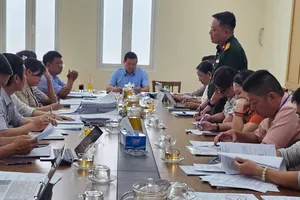 Tổ Công tác 5013 xem xét tháo gỡ một dự án nhà ở của Bộ Quốc phòng. Ảnh: ĐỖ TRÀ GIANG