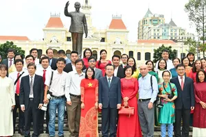 Lãnh đạo TPHCM dâng hoa tưởng nhớ Chủ tịch Hồ Chí Minh nhân kỷ niệm 100 năm Ngày Báo chí Cách mạng Việt Nam
