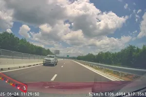 “Quái xế” chạy ngược chiều trên cao tốc Bùng - Vạn Ninh