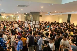 Xếp hàng xuyên đêm chờ nộp hồ sơ mua nhà ở xã hội tại Đà Nẵng