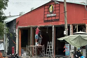 Một công trình sửa chữa tại đường Dương Quảng Hàm, phường Hạnh Thông, TPHCM. ẢNh: THANH HIỀN