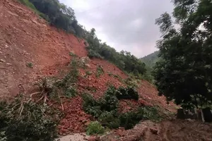 Sạt lở trên Quốc lộ 279D gây tê liệt giao thông