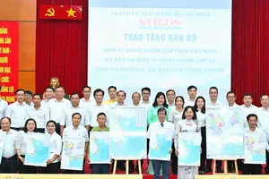 Báo Sài Gòn Giải Phóng trao tặng bản đồ đến các phường, xã tại TPHCM