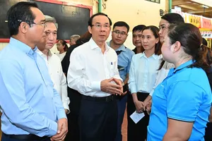 Đoàn lãnh đạo TPHCM đến viếng tang, thăm hỏi và động viên gia đình nạn nhân vụ cháy cư xá Độc Lập