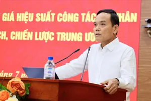 Đồng chí Trần Lưu Quang, Bí thư Trung ương Đảng, Trưởng Ban Chính sách, chiến lược Trung ương phát biểu tại hội nghị